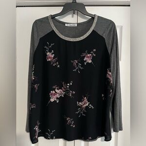 Maurice’s size 2. Cute flowered dressy top